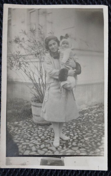 Fotografie tip Carte Postala, Mama cu bebelus in brate, 1929