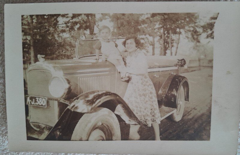 Fotografie tip carte postala, mama si copil cu autoturismul, perioada interbelica