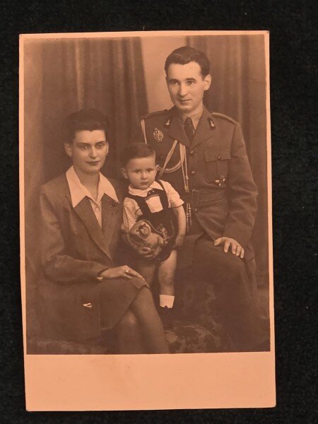 Fotografie tip carte postala - Militar cu familia lui