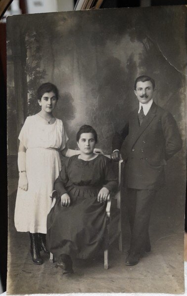 Fotografie tip carte postala, necirculata, logodnici impreuna cu o femeie, 1920