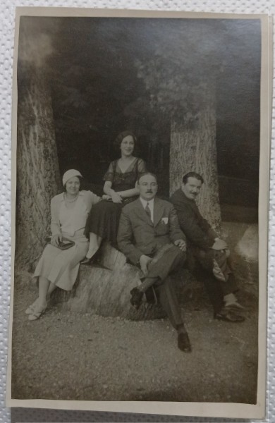 Fotografie tip Carte postala, Prieteni in excursie, perioada interbelica