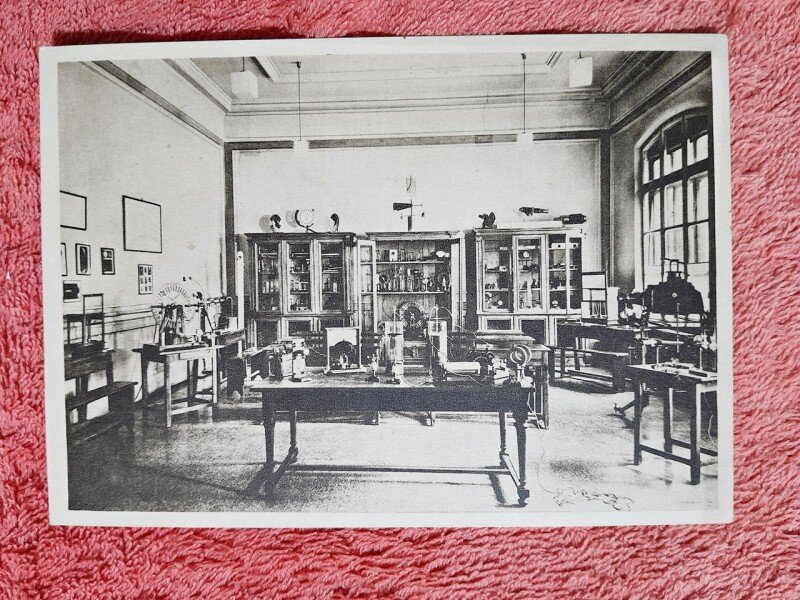Fotografie tip carte postala, Scoala Centrala de Fete din Bucuresti, sala de fizica, inceput de secol XX