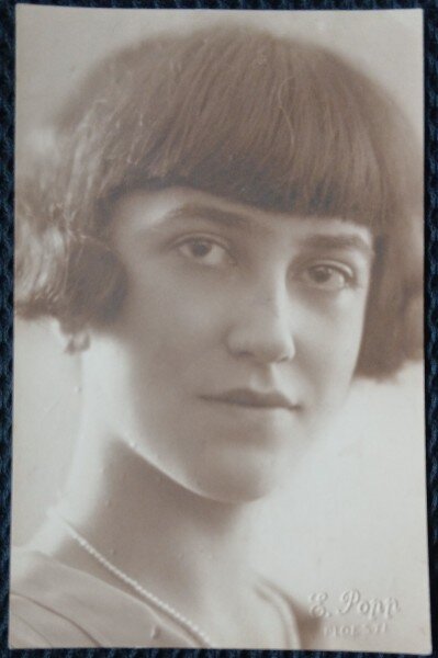 Fotografie tip Carte Postala, Tanara cu breton, perioada interbelica