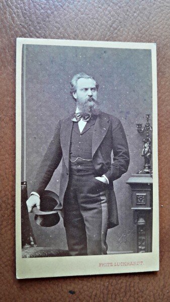 Fotografie tip CDV, barbat cu barba si mustata, perioada interbelica