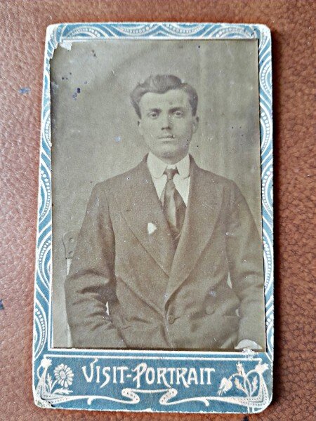 Fotografie tip CDV, barbat cu cravata, perioada interbelica