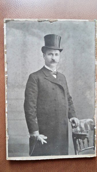 Fotografie pe carton, barbat cu joben, perioada interbelica
