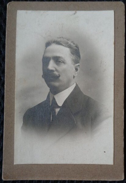 Fotografie tip CDV, Barbat cu mustata, in costum, 1922