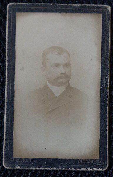 Fotografie tip CDV, barbat cu mustata, inceput de secol XX