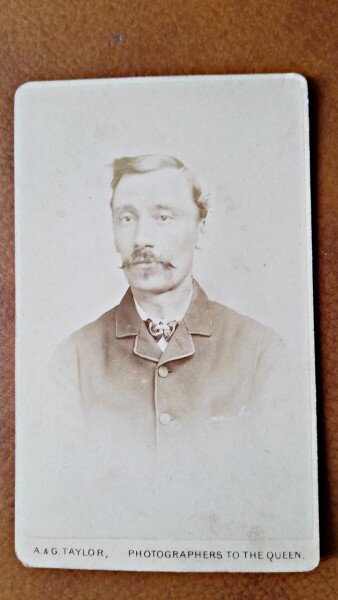 Fotografie tip CDV, barbat cu mustata, perioada interbelica