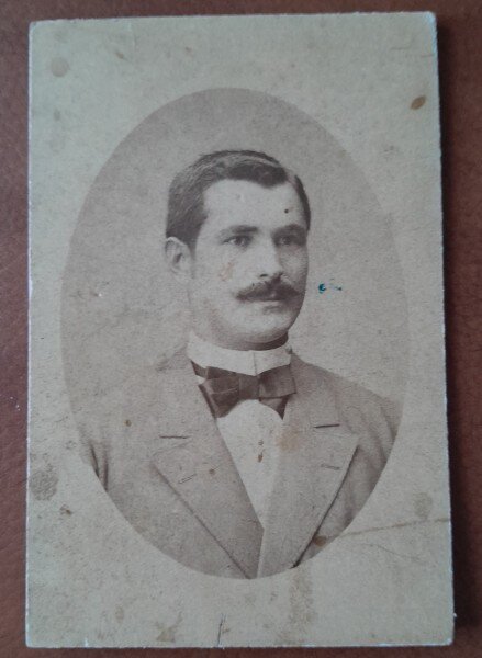 Fotografie tip CDV, barbat cu mustata, sfarsit de secol XIX