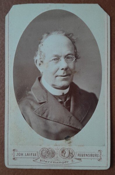 Fotografie tip CDV, barbat cu ochelari, inceput de secol XX