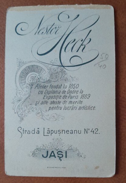 Fotografie tip CDV, copil mic pe bancheta, inceput de secol XX