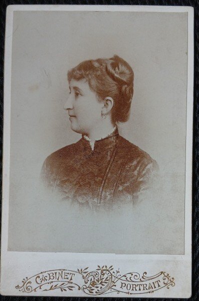 Fotografie tip CDV, Femeie cu coc, 1925