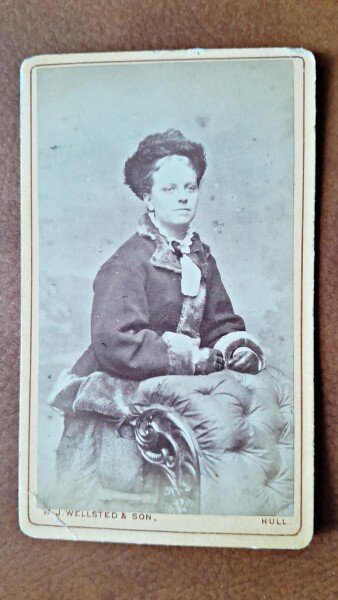 Fotografie tip CDV, femeie cu coc, inceput de secol XX
