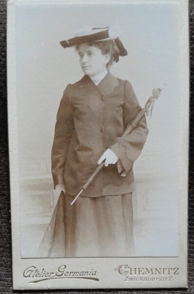 Fotografie tip CDV, femeie cu palarie, sfarsit de secol XIX