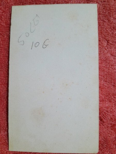 Fotografie tip CDV, femeie cu palarie si umbrela, inceput de secol XX