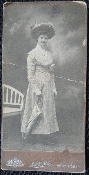 Fotografie tip CDV, femeie cu palarie si umbrela, inceput de secol XX