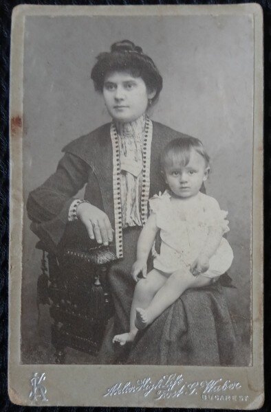 Fotografie tip CDV, femeie cu un copil mic, perioada interbelica