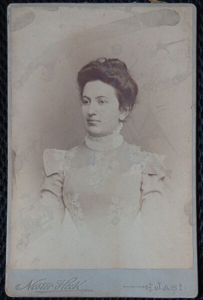 Fotografie tip CDV, Femeie in rochie de dantela, inceput de secol XX