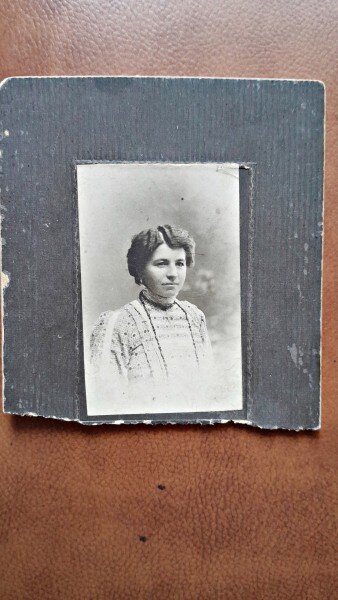 Fotografie pe carton, femeie inceput de secol XX