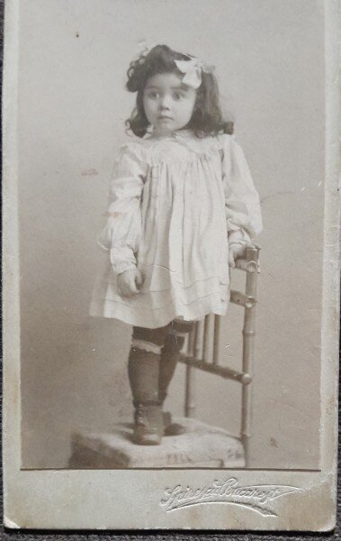 Fotografie tip CDV, fetica cu fundita, inceput de secol XX