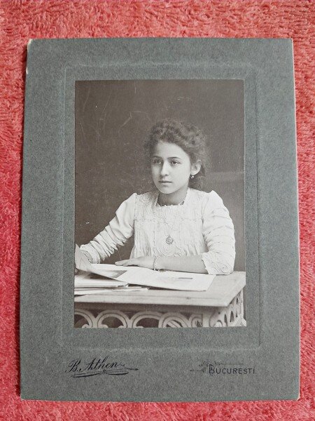 Fotografie tip CDV, fetita studiind, inceput de secol XX