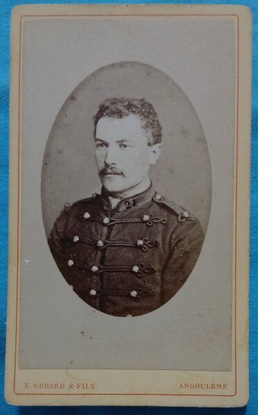 Fotografie tip CDV, Locotenet francez in tunica cu gaitane, inceput de secol XX