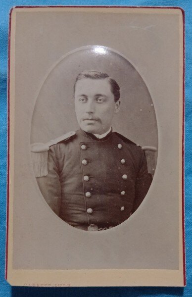 Fotografie tip CDV, Locoternent frencez in uniforma de ceremonie, sfarsit de secol XIX