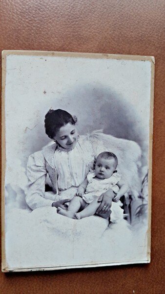 Fotografie pe carton, mama si copil, perioada interbelica