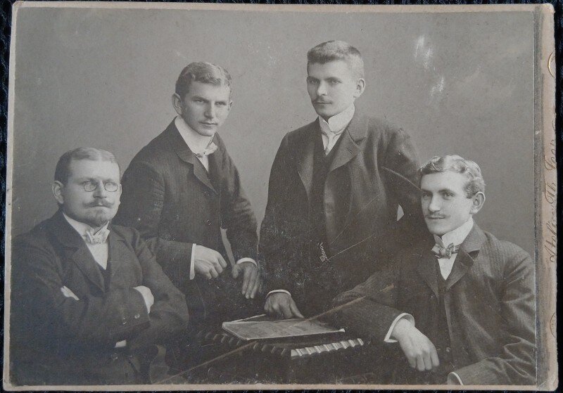 Fotografie tip CDV, Patru barbati, perioada interbelica
