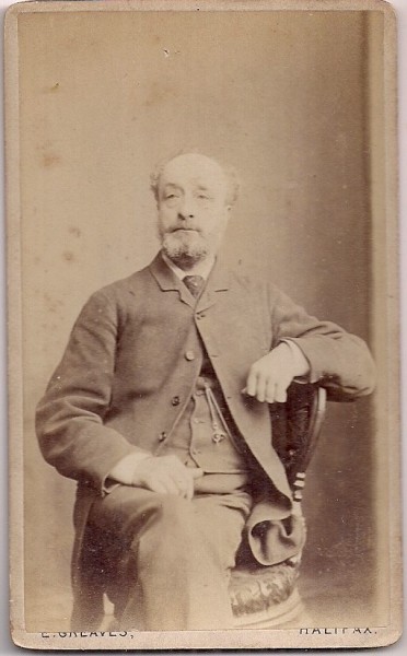Fotografie tip CDV - perioada interbelica, reprezentand un barbat