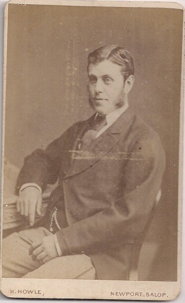 Fotografie tip CDV - perioada interbelica, reprezentand un barbat