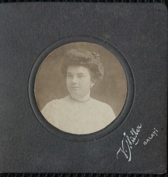 Fotografie tip CDV, portret de femeie cu coc, 1910