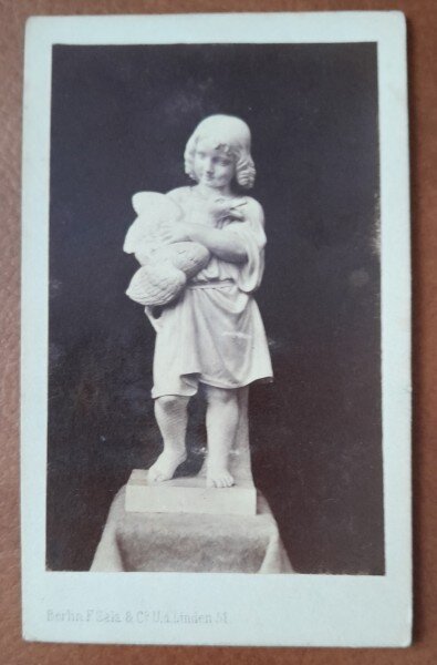 Fotografie tip CDV, sculptura copil cu pasare