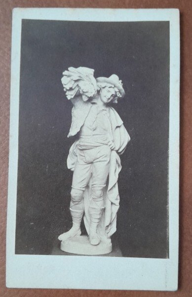 Fotografie tip CDV, sculptura tanar cu palarie