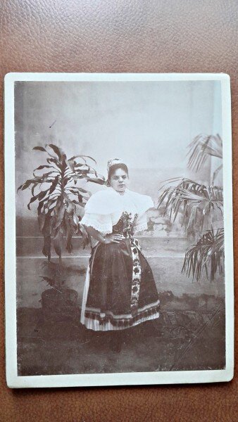 Fotografie pe carton, tanara in costum popular, perioada interbelica