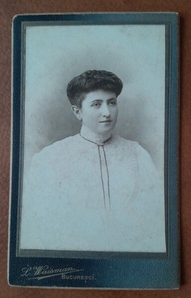 Fotografie tip CDV, tanara la 20 de ani, 1905