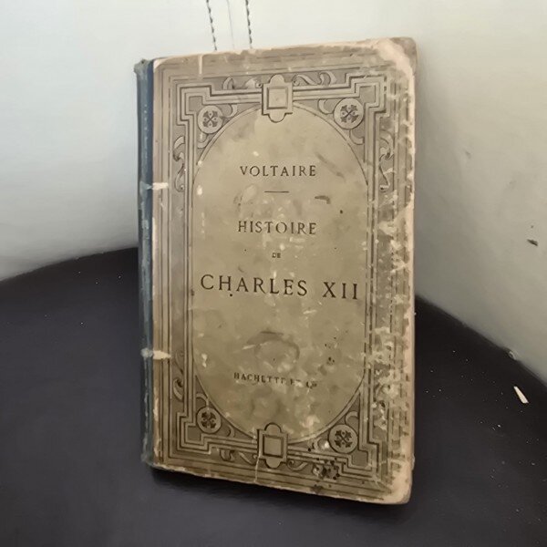 HISTOIRE DE CHARLES XII - VOLTAIRE  (CARTE IN LIMBA FRANCEZA)
