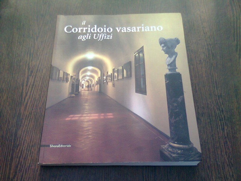 IL CORRIDOIO VASARIANO - AGLI UFFIZI  (CARTE DE FOTOGRAFIE, TECT IN LIMBA ITALIANA)