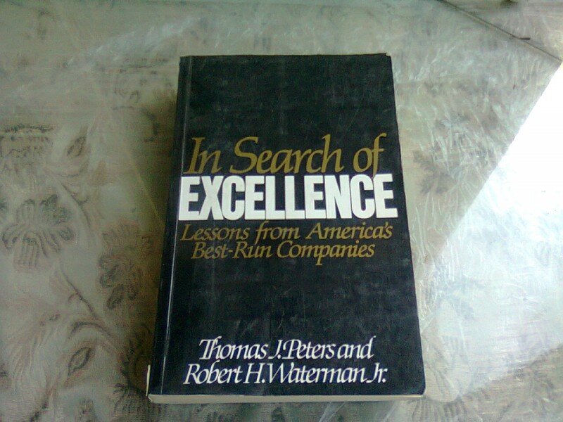 IN SEARCH OF EXCELLENCE - THOMAS J. PETERS  (CARTE IN LIMBA ENGLEZA)
