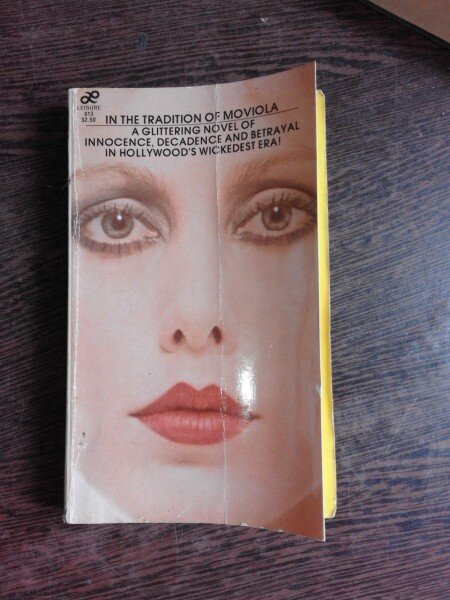 IN THE TRADITION OF MOVIOLA, A GLITTERING NOVEL OF INNOCENCE, DECADENCE, AND BETRAYAL IN HOLLYWOOD'S WICKEDET ERA!  (CARTE IN LIMBA ENGLEZA)