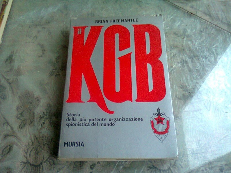 KGB  - BRIAN FREEMANTLE  (CARTE IN LIMBA ITALIANA)