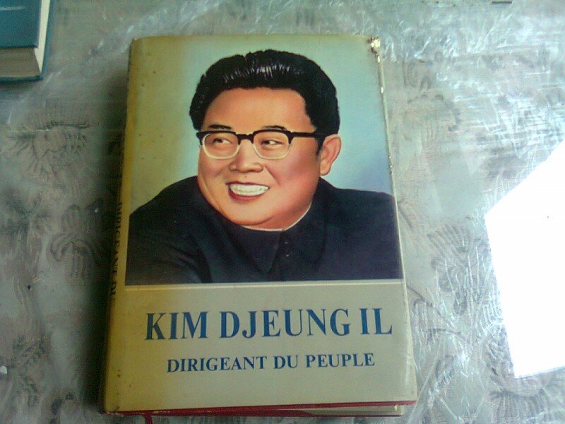 KIM DJEUNG IL  DIRIGEANT DU PEUPLE   VOL.1  (CARTE IN LIMBA FRANCEZA)