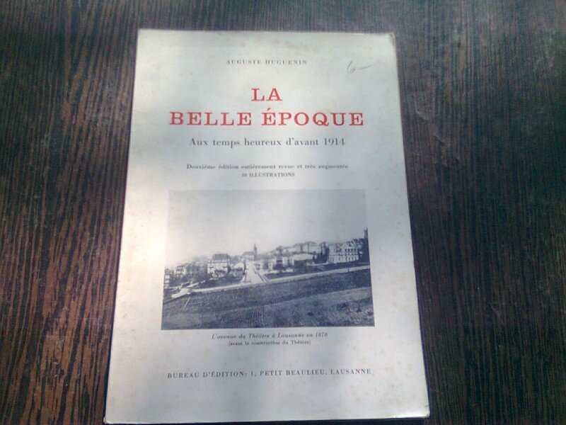LA BELLE EPOQUE. AUX TEMPS HEUREUX D AVANT 1914 - AUGUSTE HUGUENIN  (CARTE IN LIMBA FRANCEZA)
