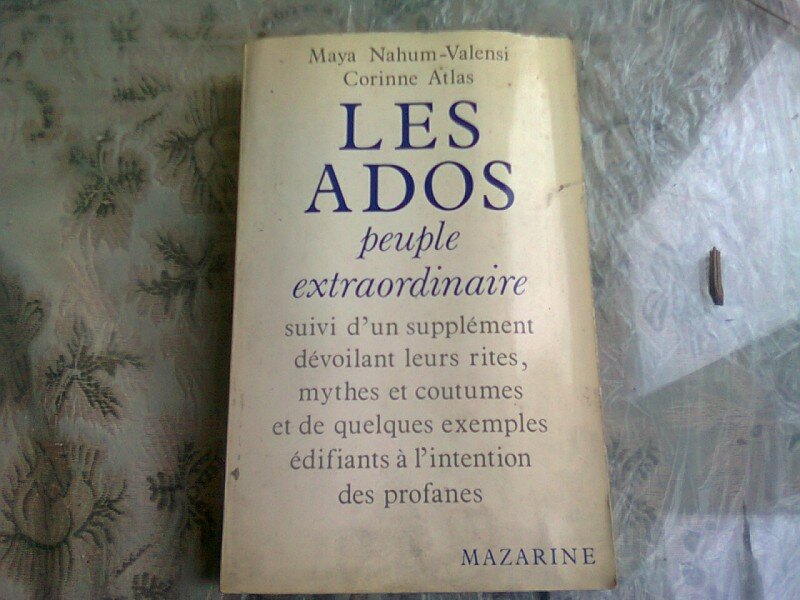 LES ADOS PEUPLE EXTRAORDINAIRE - MAYA NAHUM VALENSI  (CARTE IN LIMBA FRANCEZA)