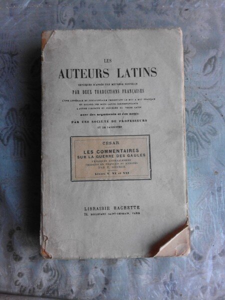 LES AUTEURS LATINS (CARTE IN LIMBA FRANCEZA)