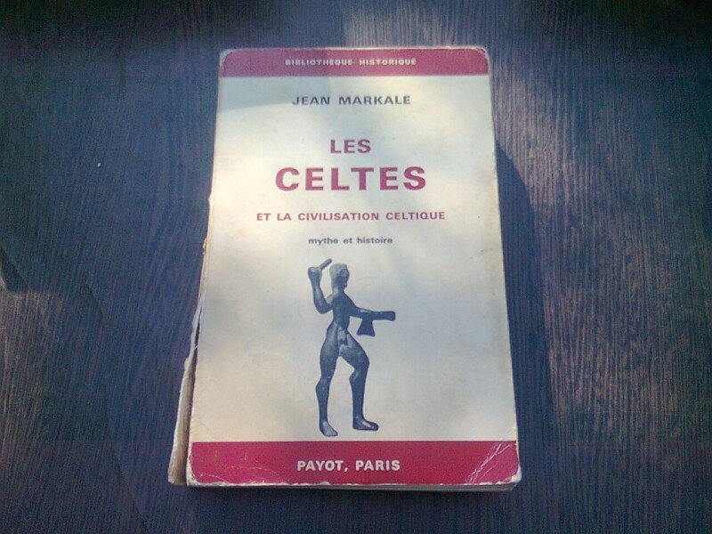 LES CELTES ET LA CIVILISATION CELTIQUE - JEAN MARKALE  (CARTE IN LIMBA FRANCEZA)
