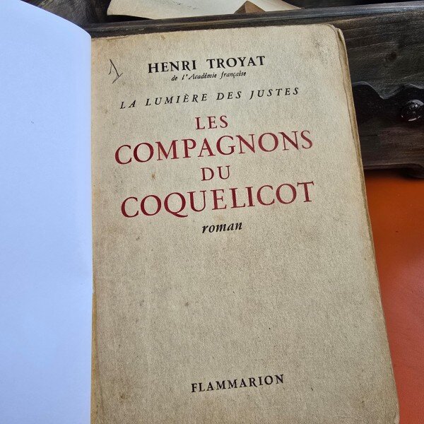 LES COMPAGNONS DU COQUELICOT - HENRI TROYAT  (CARTE IN LIMBA FRANCEZA)