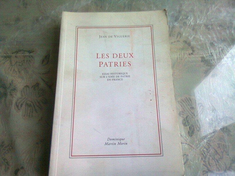 LES DEUX PATRIES - JEAN DE VIGUERIE  (CARTE IN LIMBA FRANCEZA)