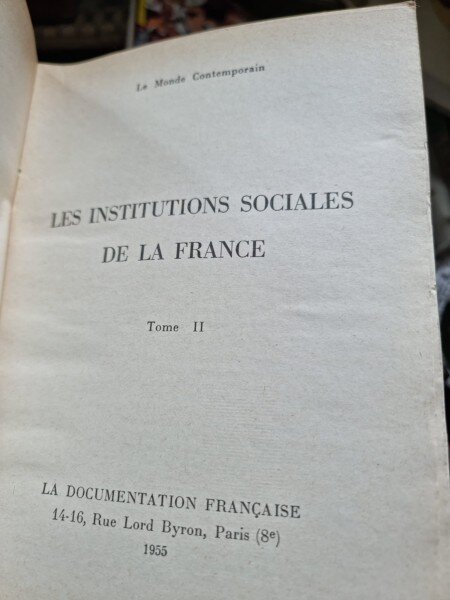 Les Institutions Sociales de la France. Le Monde Contemporain. Vol I si II